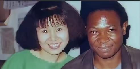 1996年，清华才女王丽红要嫁非洲乌干达，母亲以死相逼，父亲一夜白了头，都没拦住