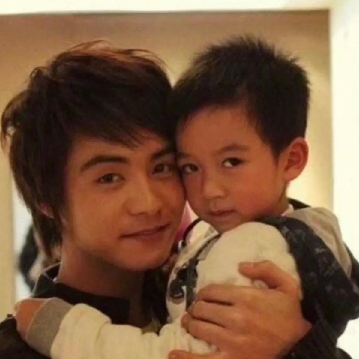 贺峻霖三岁替母追星马天宇令人心动的offer 贺峻霖童年名场面太圈粉！3岁替母追