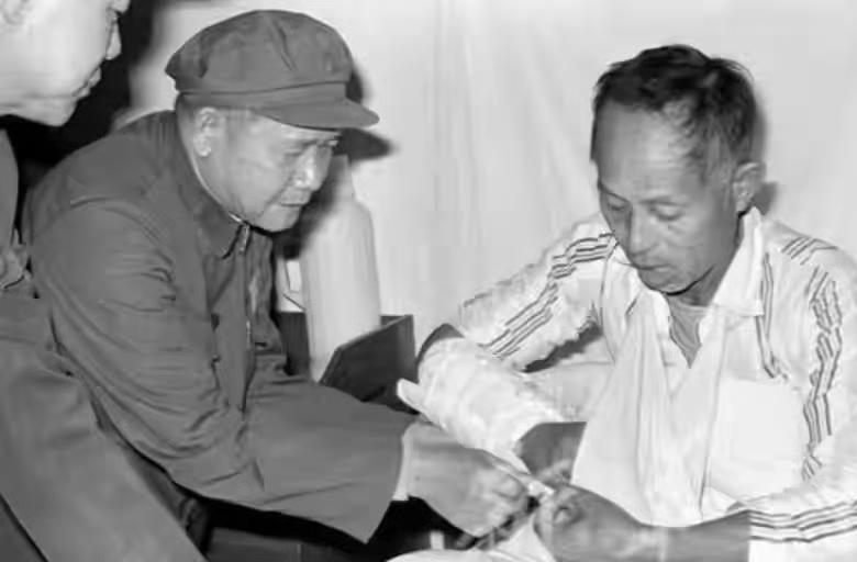 1978年，时任广州军区副司令员欧致富，看望被越南当局打伤的渔民何宗汉，一张罕见