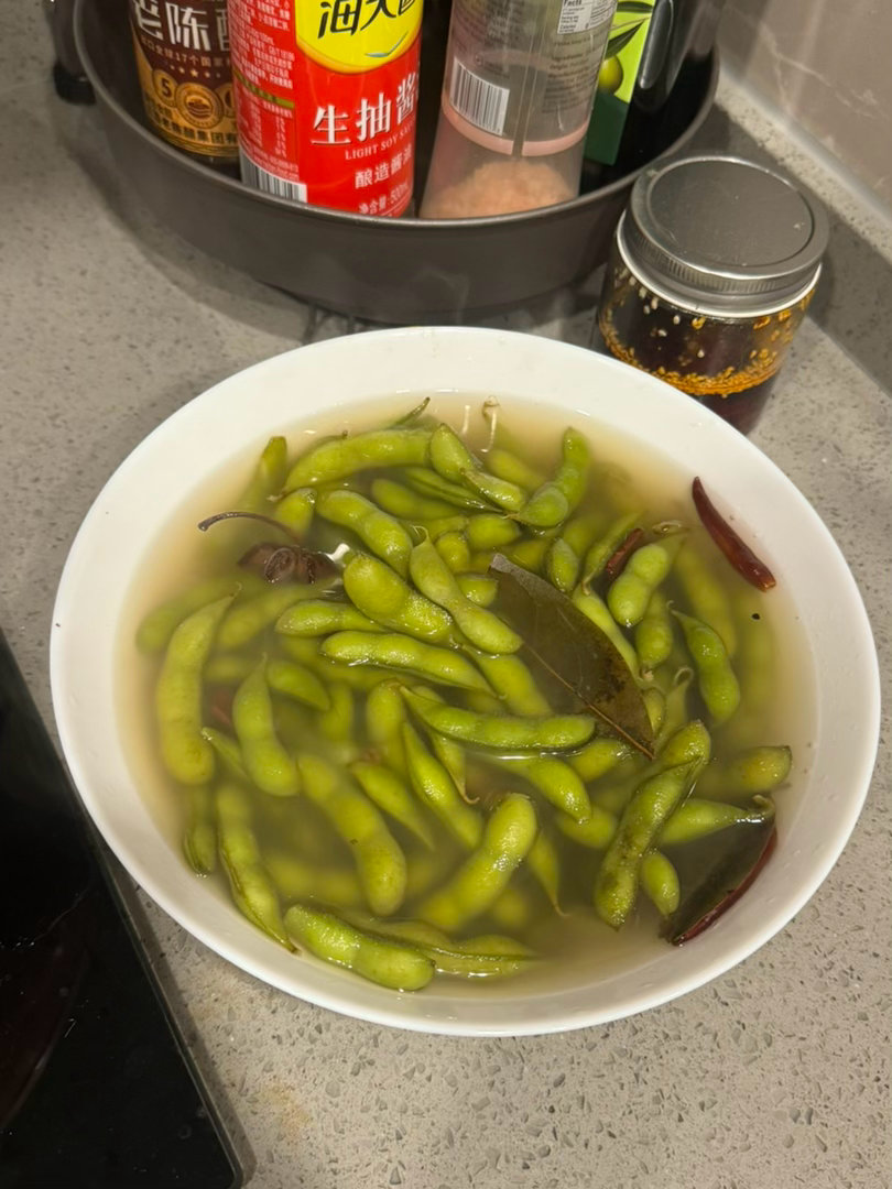不到五块钱可以煮这么一大盆毛豆 
