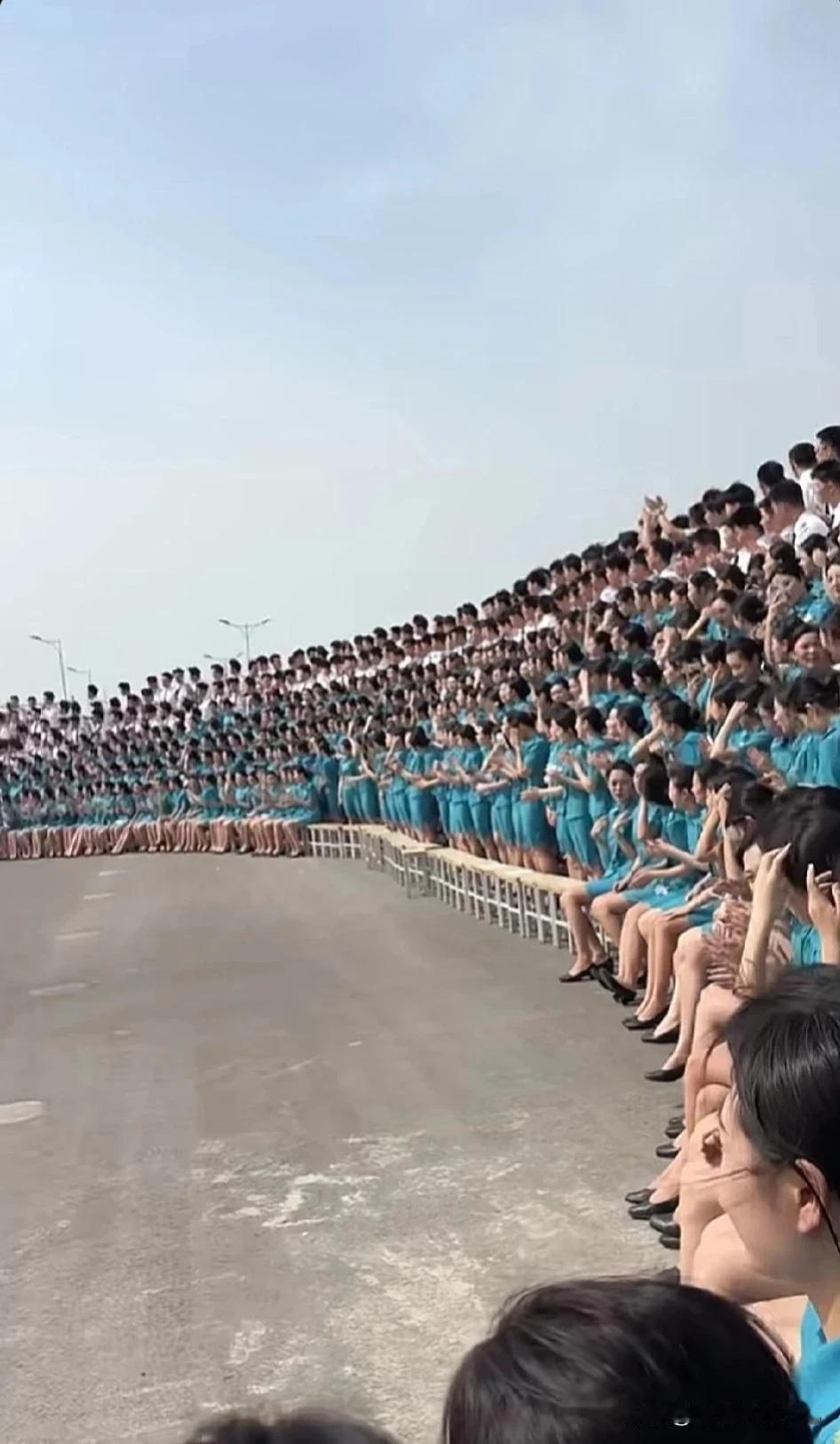 这一个空姐毕业典礼，得消耗多少丝袜呀