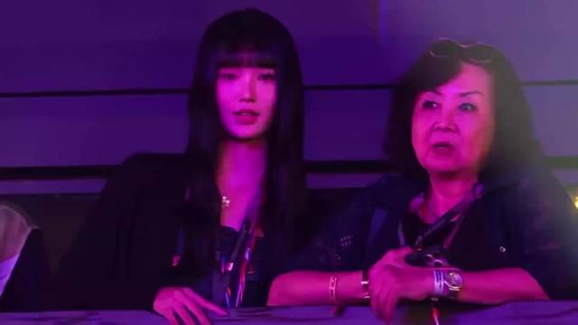 #七七与林俊杰妈妈看演唱会#
林俊杰新加坡F1压轴舞台，舞台之外VIP看台的同框画面引发热议，七七和