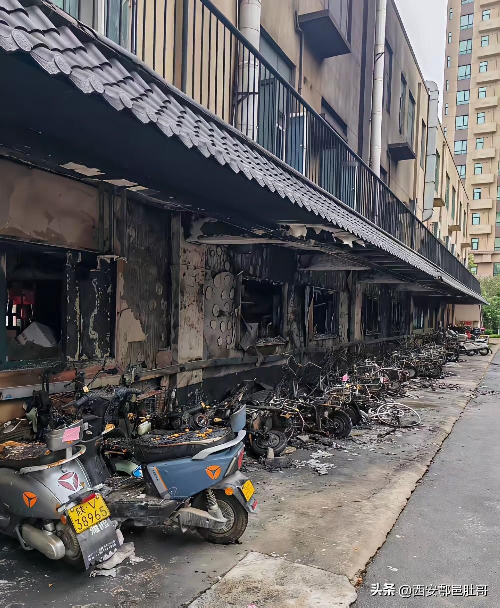 太可怕了！广西钦州一小区电动自行车车棚凌晨突发大火，60辆电动车不同程度受损，大