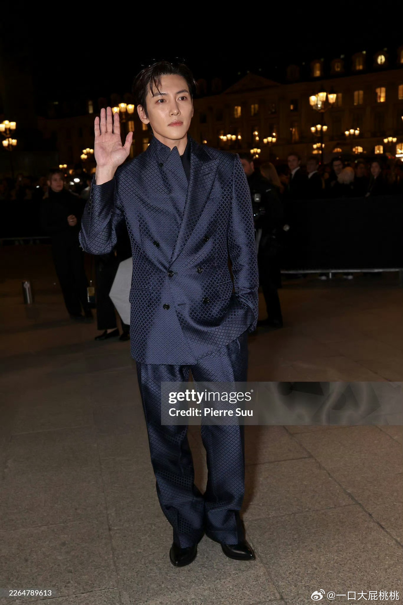 池昌旭现身Tom Ford 2026秋冬时装秀，脸好像没啥变化，就是这套显得比例