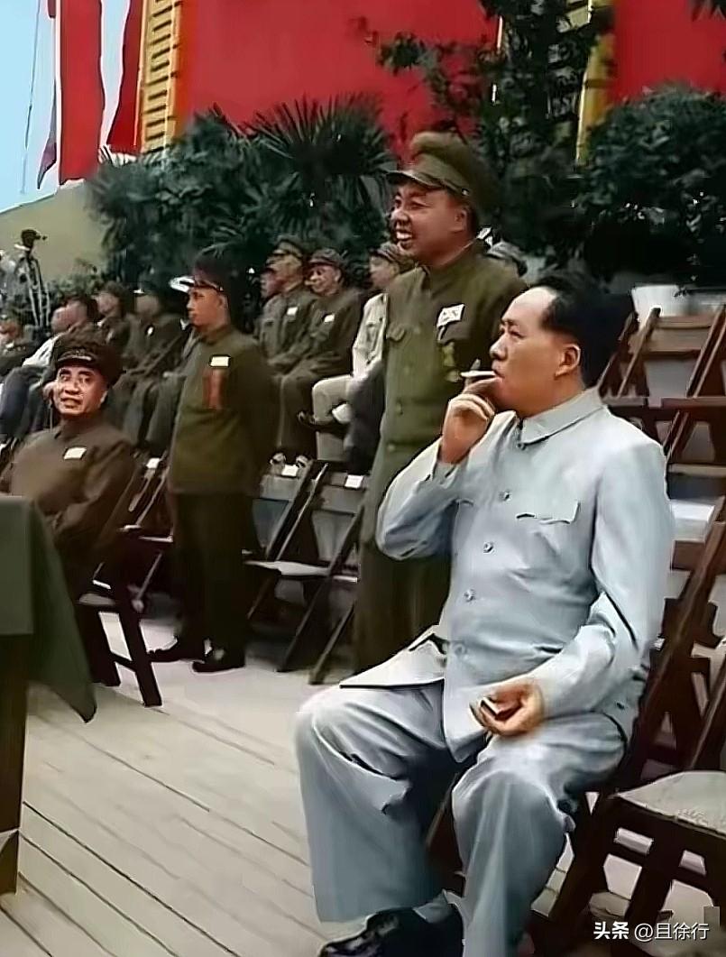 毛主席这张照片气场无人能比，超凡脱俗，气宇轩昂，英气逼人。这气质是任何演员都模仿