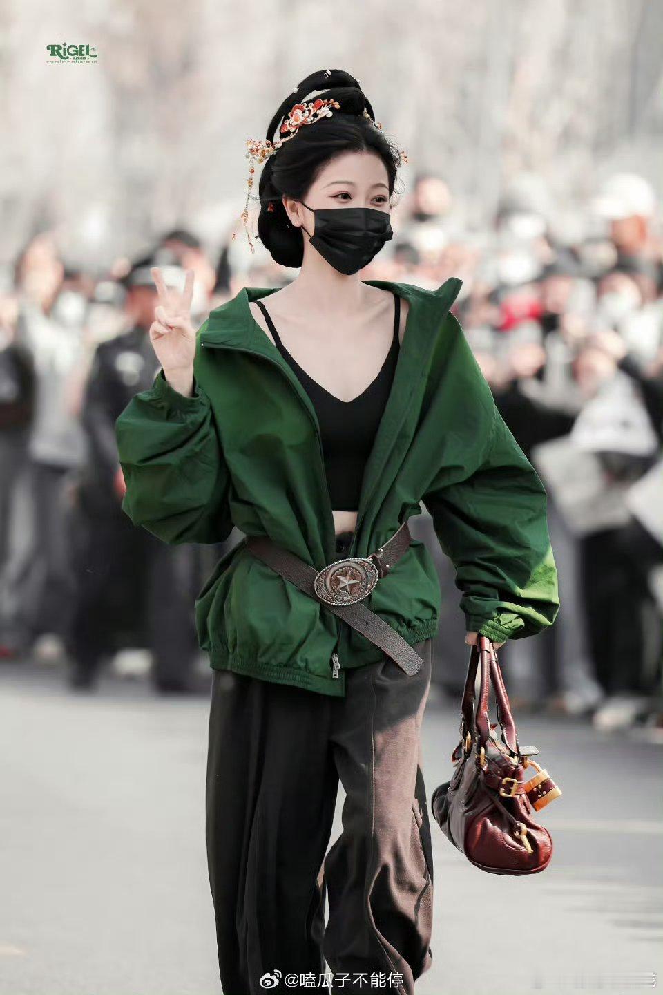虞书欣每天的上班穿搭都挺有个性的，这不冷吗 注意保暖呀姐姐 