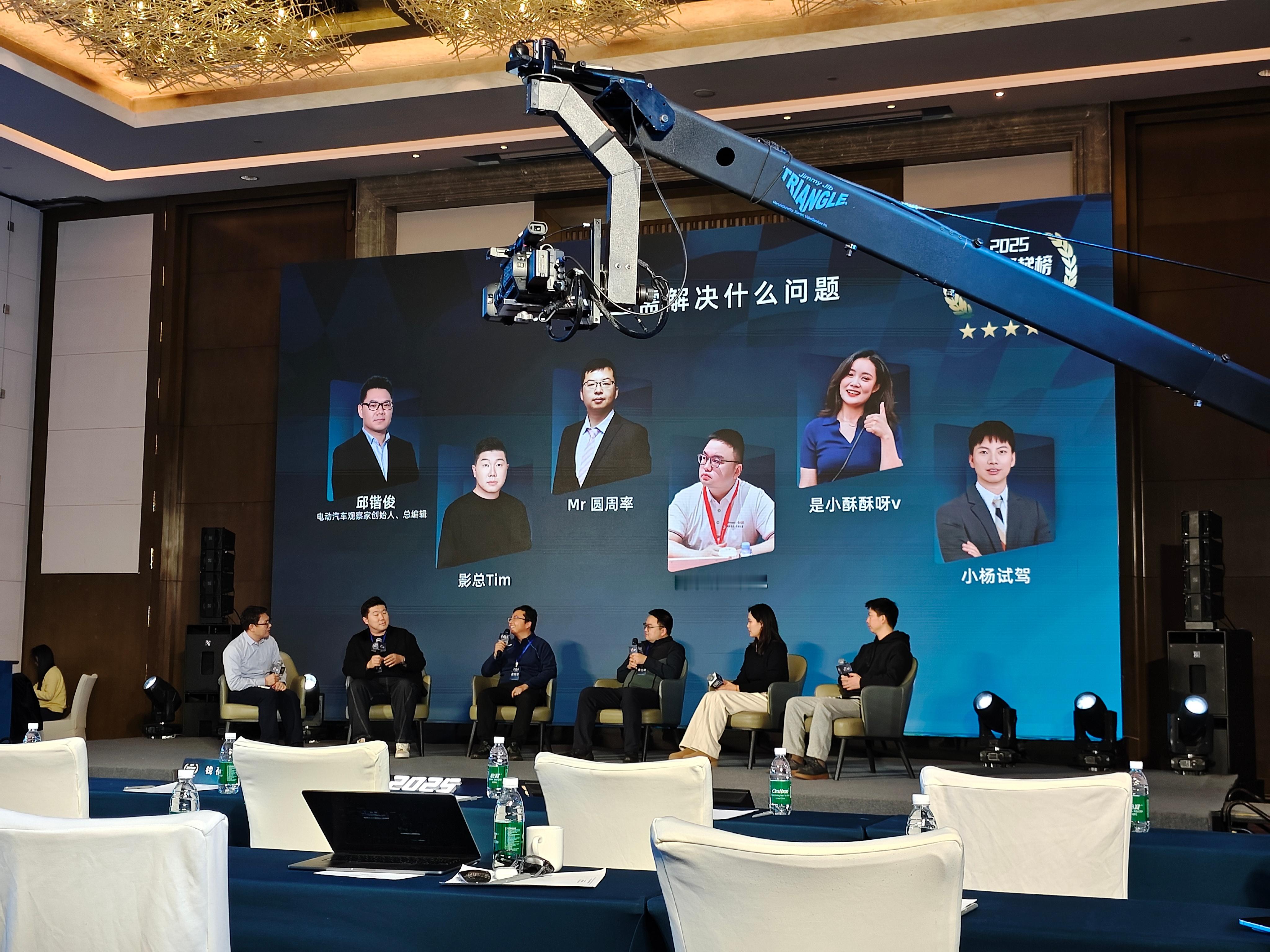 今天本来是作为普通车主来“打酱油”的，结果机缘巧合上台代领了个奖，属实是意外之喜