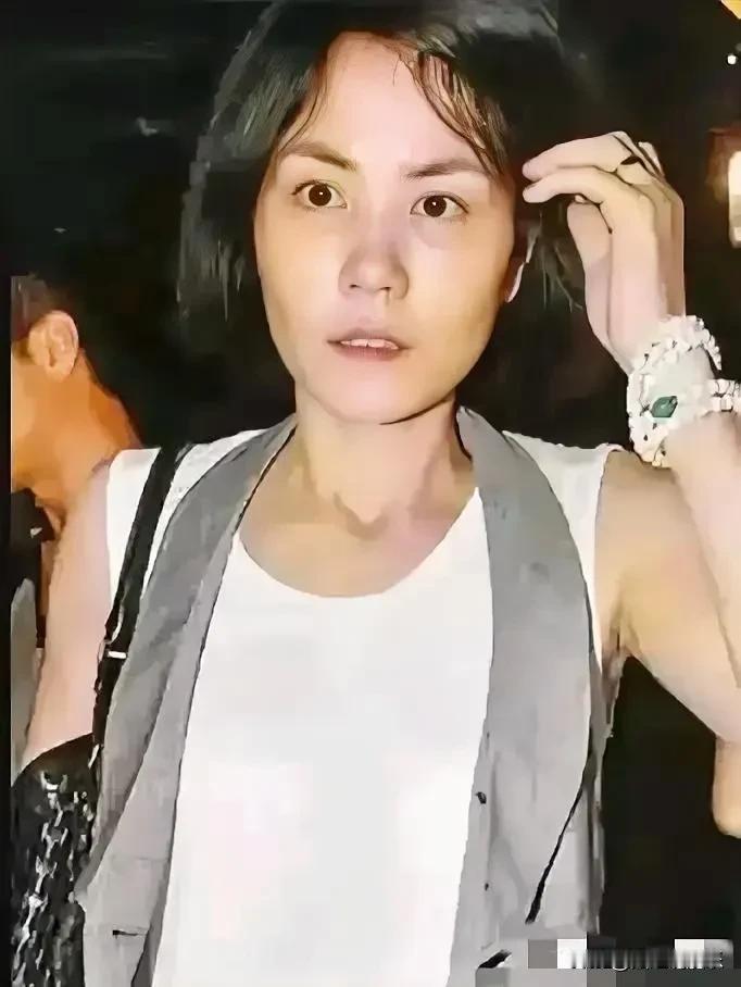 说到王菲的脸，确实有点儿让人琢磨不透，仔细一瞧，她的嘴唇好像确实有那么一点儿唇腭