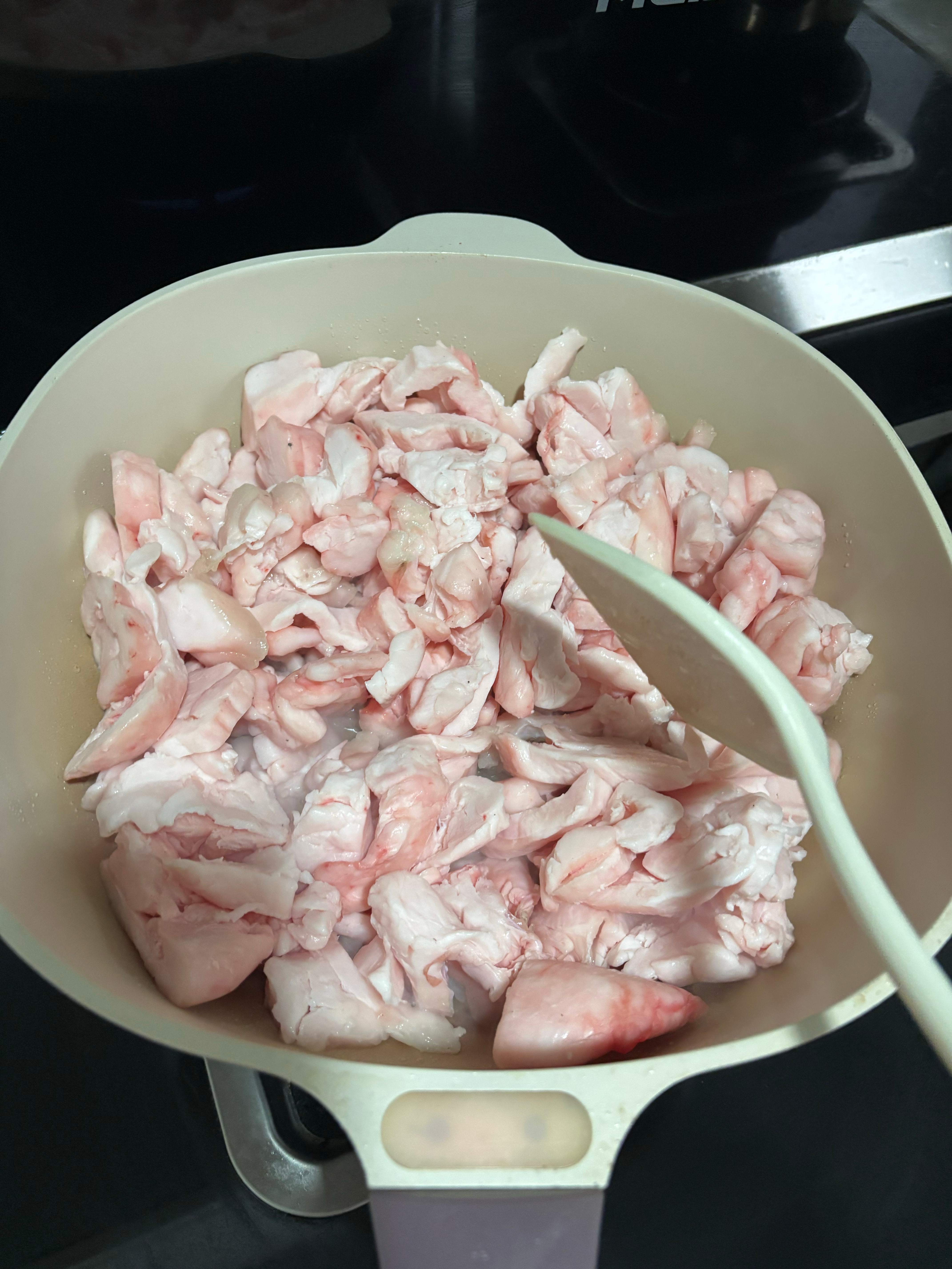 是谁这么勤劳 一大早上就在炼猪油呀哦 是我…孩子喜欢猪油拌饭拌粉吃 室友喜欢吃油