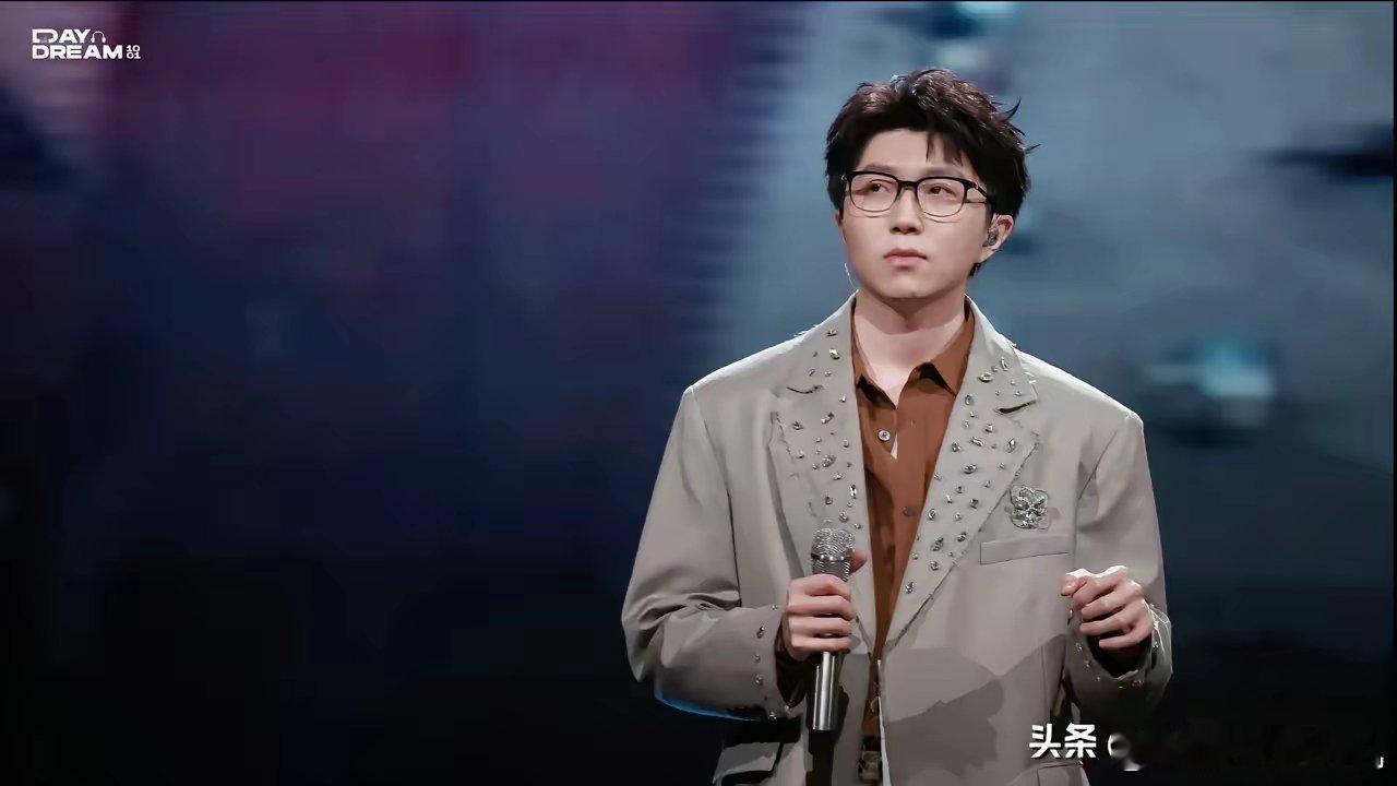 毛不易在阿雅的《奇遇人生》里说：“我学习不好，又不会做饭不会照顾自己，直到我妈妈