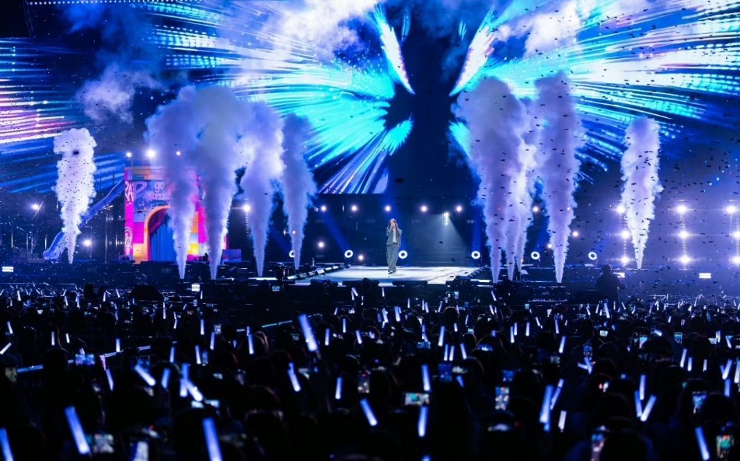 袁一琦生日演唱会上座率袁一琦生日演唱会万人场座无虚席，现场氛围燃 炸 全 场。歌