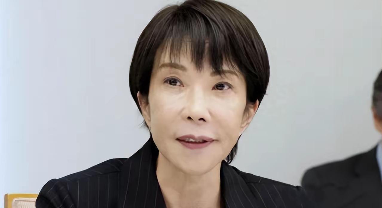 别再纠结选热战还是选亲密无间，中日之间早就走在第三条路上了。
 
这条路不是什么