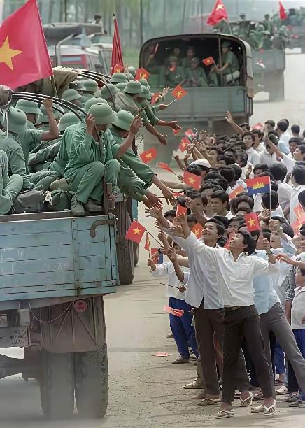 1989年，越南军队撤离柬埔寨。虽然面对着闯入家门的异国军队，但老百姓却在依依不
