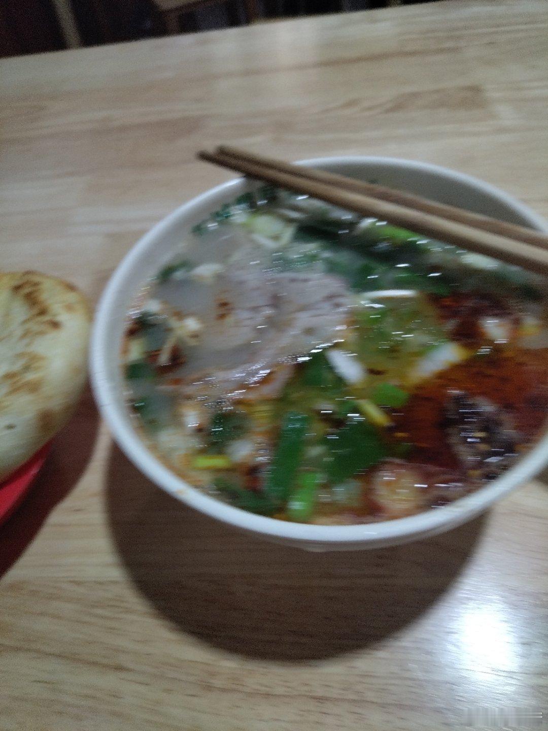 秋夜寄邱员外唐代韦应物 怀君属秋夜，散步咏凉天。空山松子落，幽人应未眠。    