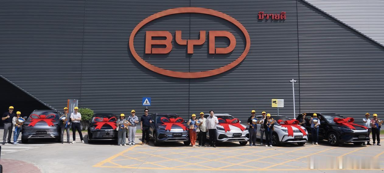 比亚迪泰国工厂迎来了第10万辆新能源汽汽车下线，车型为BYD ATTO 3（元P