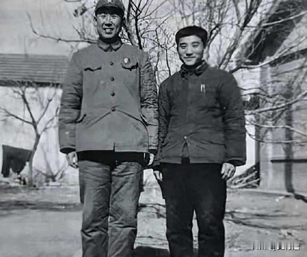 1970年代，林县县委书记杨贵调走时，与跟随自己多年的秘书秦德顺留影。


七十