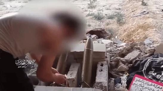 极简轻奢风：哈马斯武装手搓发射107火箭弹。

哈马斯武装展示了一段超简易发射1