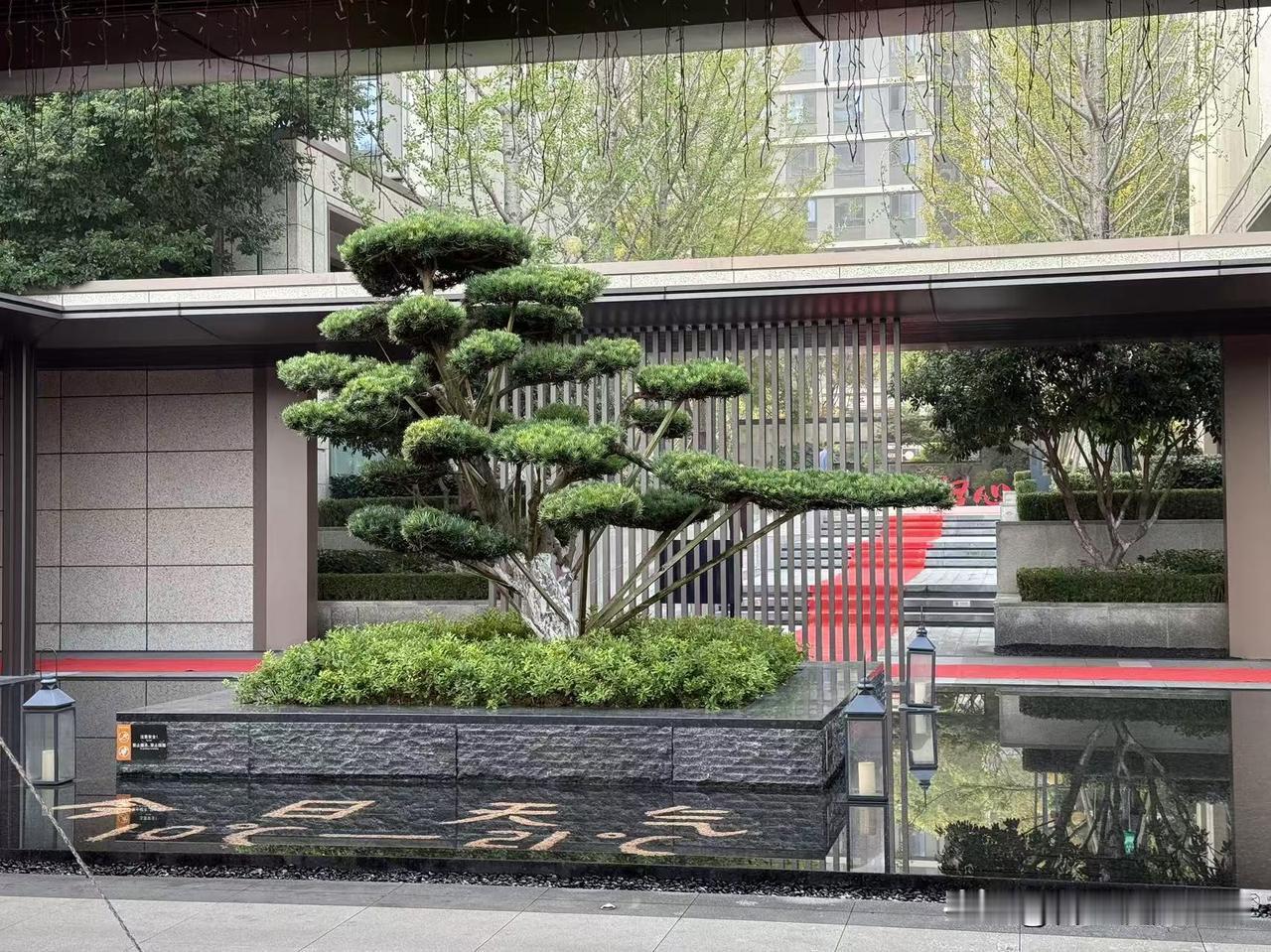 合肥这家物业还是会来事，每天在门口还要人工搞个天气播报。
不过这个小区之前也是合