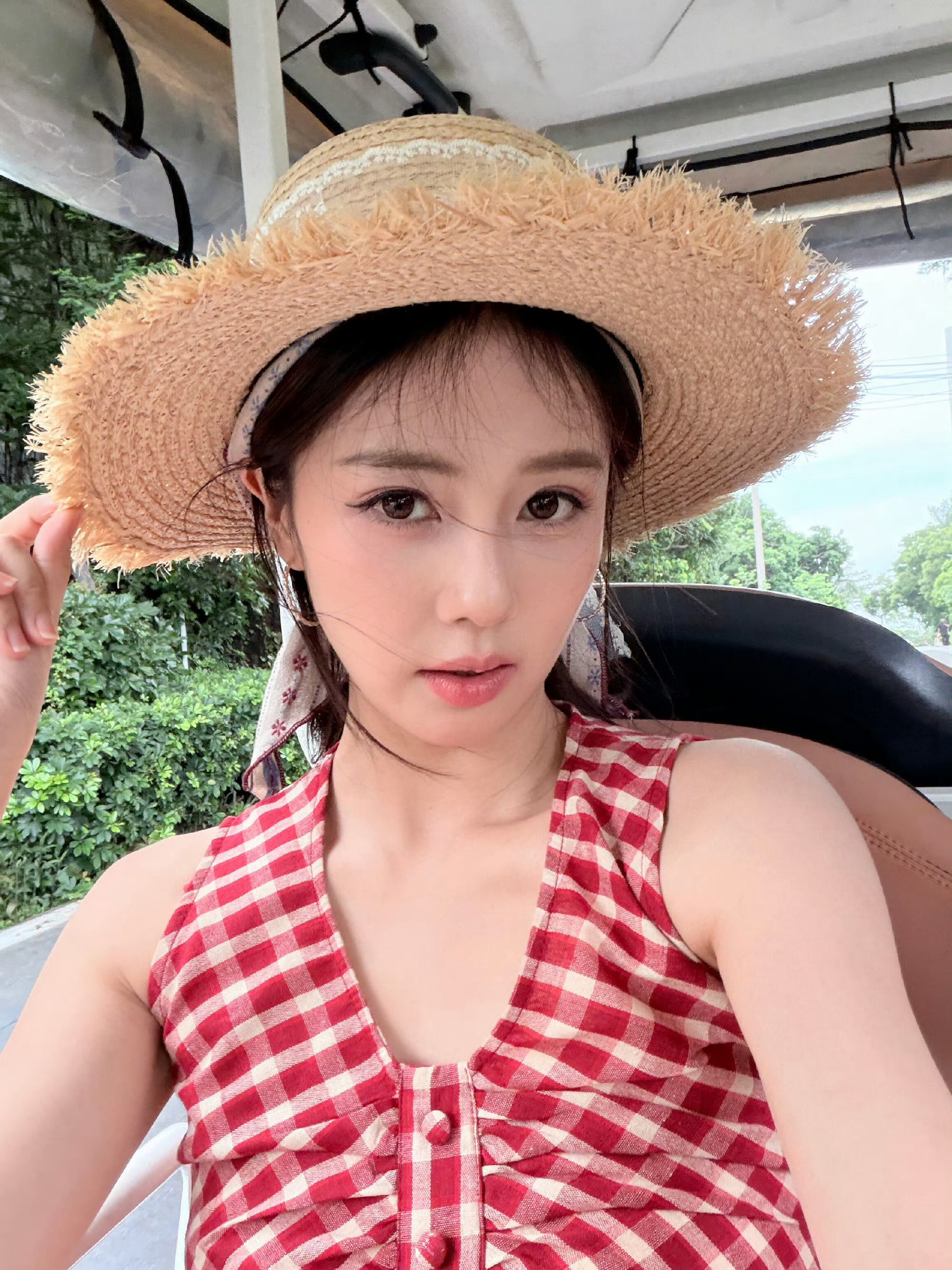 白鹿[超话] [拜托] 白鹿[拜托] 白鹿王韵娜 孩子的手搓眼线还是有进步的​​