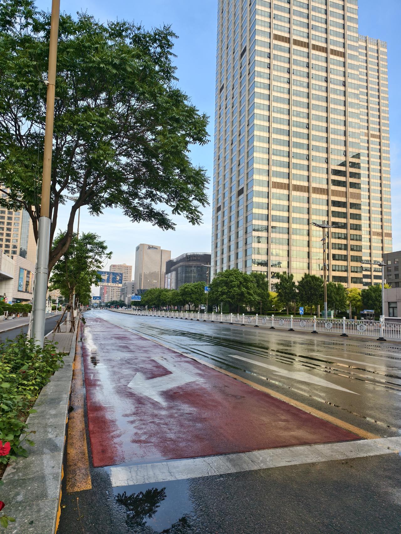 五一节日期间每天清晨，环卫工人都要给马路洒水，防止灰尘飞扬和降温！