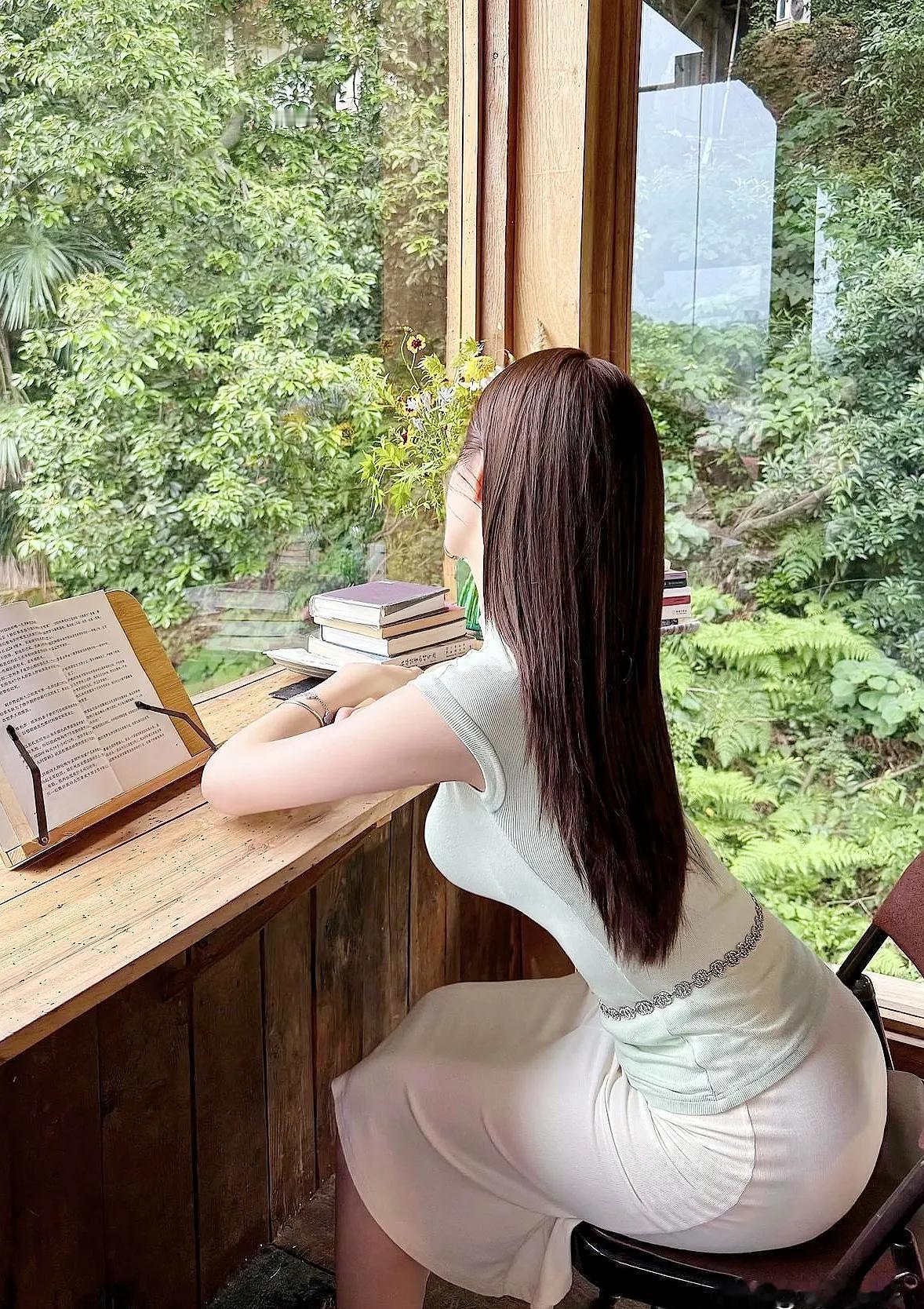 上联：绿衫衬影，闲坐窗边听叶语
下联：素裙凝光，静品杯里漫茶香
对联 对对联飞花