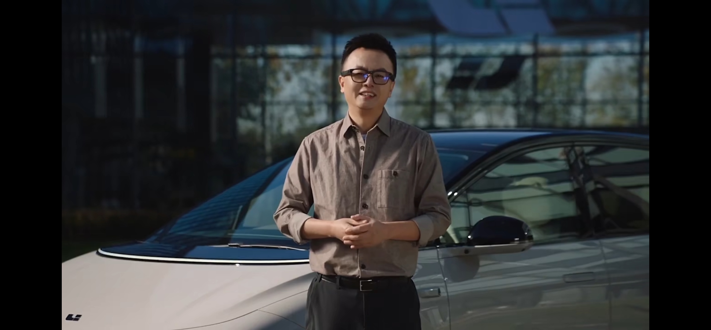 这是 ？？浩宇这个造型很年轻啊。 