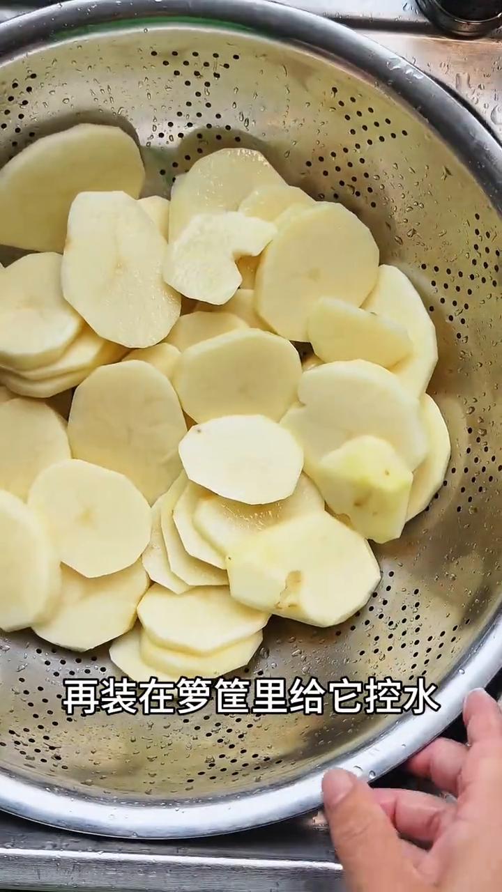 就这款不用过油的干锅土豆片，在家到底怎么做才能做出过油的干锅土豆片口感？
·今天