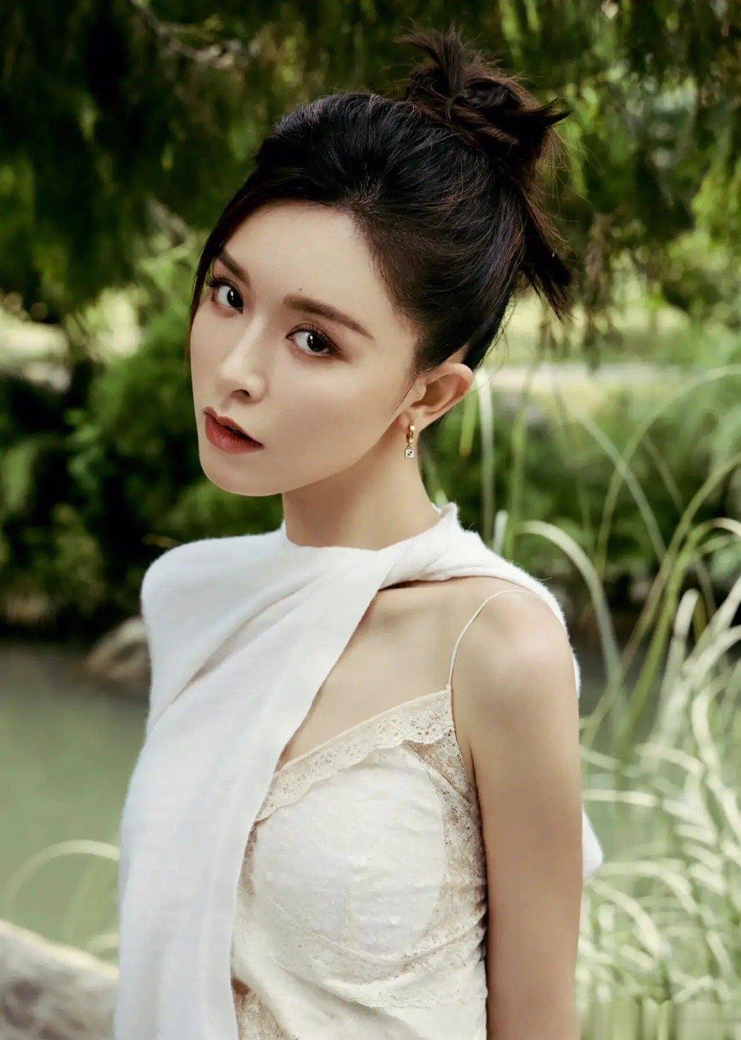 #文咏珊上身下身两种季节#文咏珊最新奇趣叠穿硬照，把两种季节混搭在身上。上身把衣