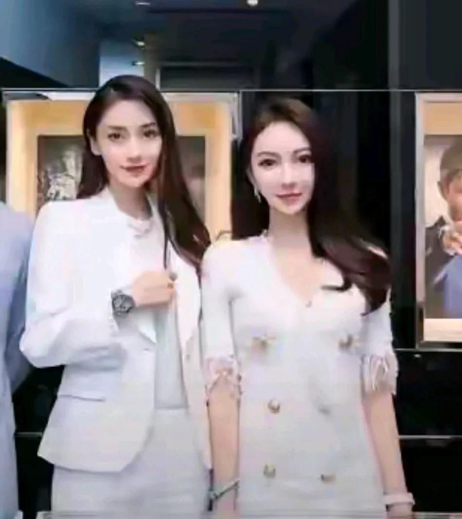 黄晓明是真倔强啊！这些年的审美就没变过，就喜欢这种类型的女生。
看照片杨颖和叶珂