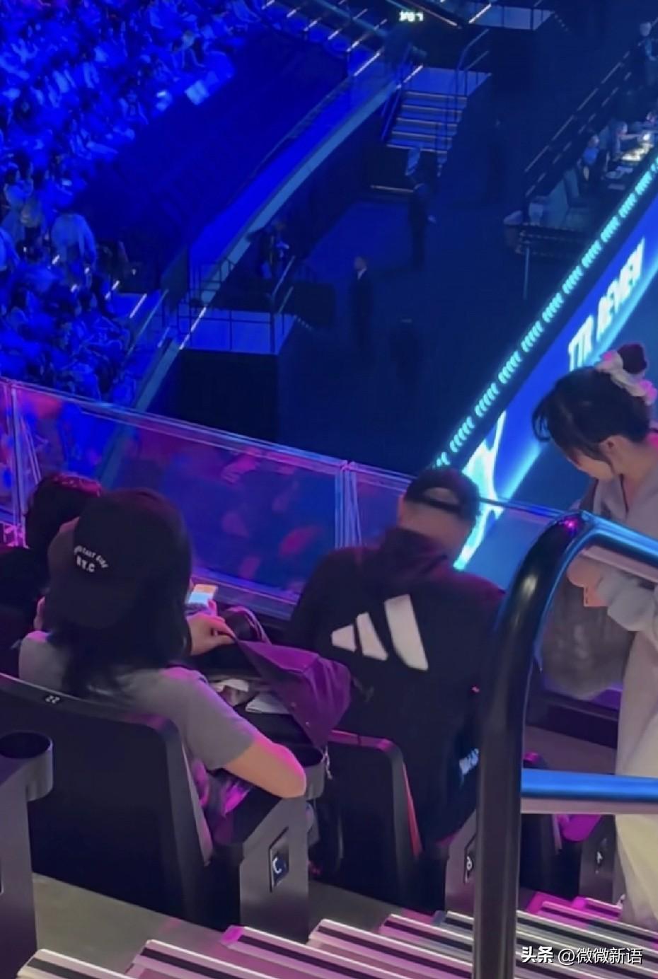 小杨也来现场看莎莎的比赛了。
每一年的澳门世界杯小杨都会跟赛，来现在看莎莎的比赛