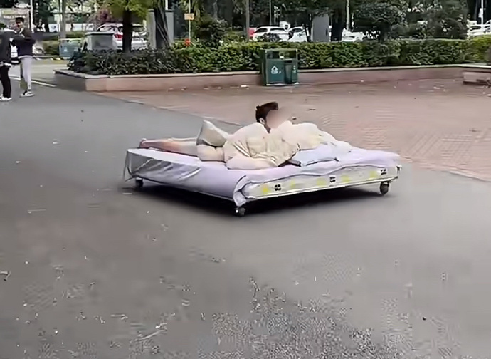 实现了一起床就到公司