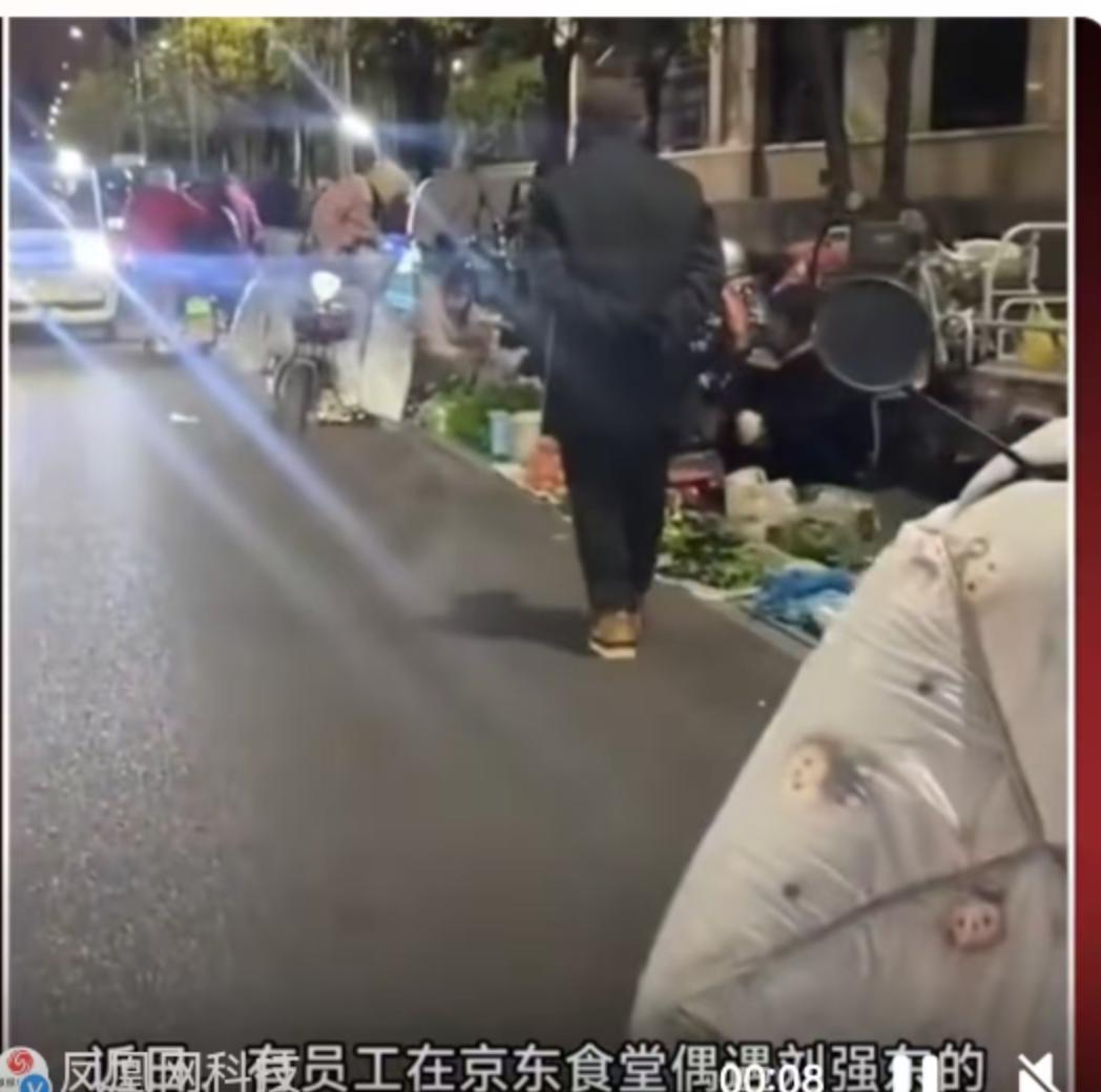 京东食堂的后厨里，最近出现了两个熟悉的身影。一位老人正低头摘着韭菜，手指麻利地剔