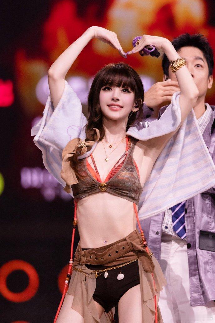 工作室更新的年冠女王👸🏻赵露思，一个字“美”，两个字“好美”，三个字“太美啦