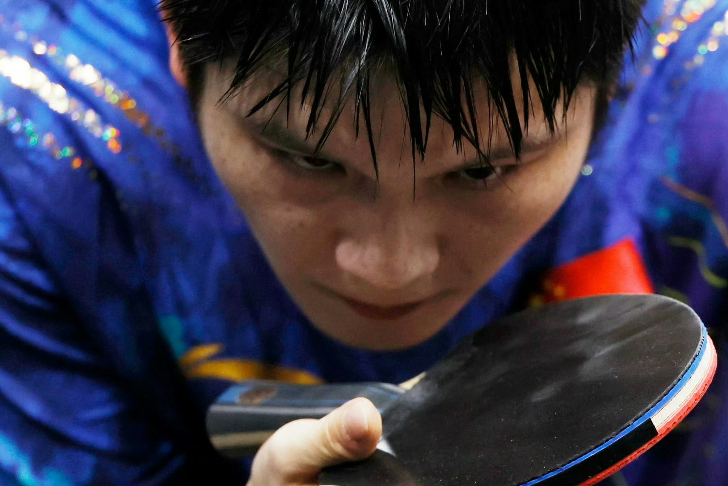 一人一张运动员反差神图 赛场上，樊振东拼到极限——汗水浸透球衣，眼神却始终没退半