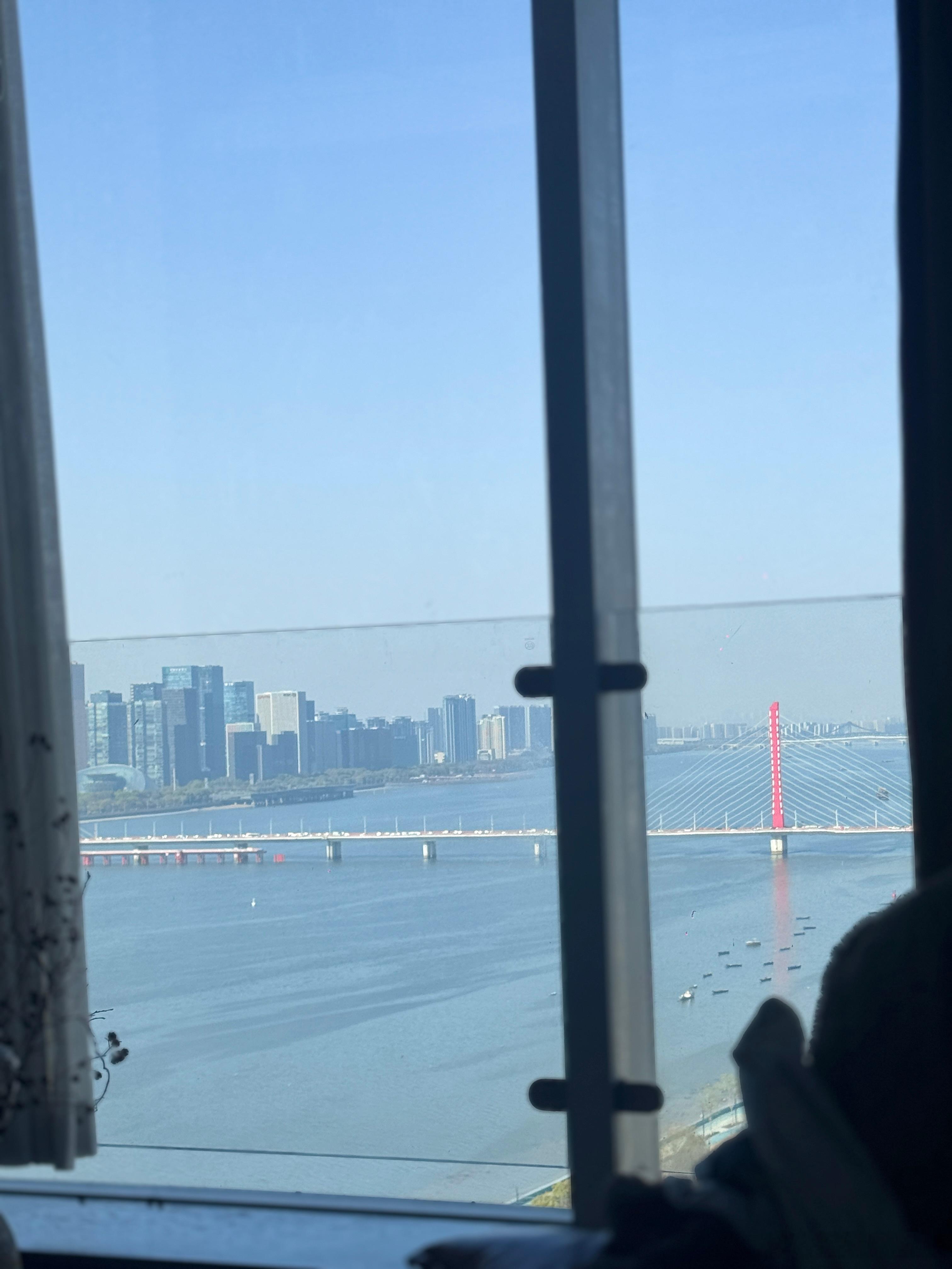 一大早上就来晒太阳 ​​​