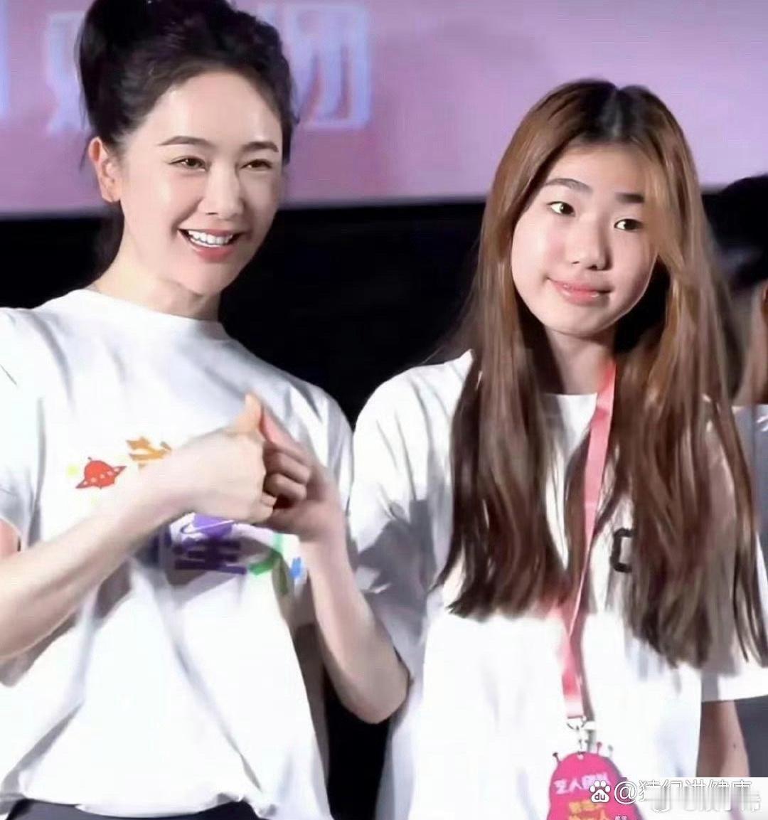 左小青13岁的女儿高子琪虽然不是很像妈妈，但神态酷似，母女俩个感情很好。 ​​​
