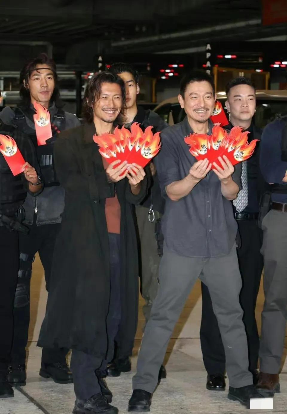 刘德华比谢霆锋高了半个头，
刘天王官方身高174，谢天王官方身高174.5，实际