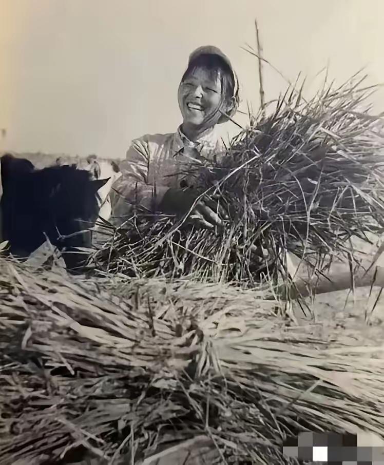 1970年，17岁知青马明辉在河边，不小心看见个陌生姑娘洗澡。他赶紧道歉。姑娘却