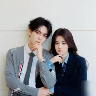 这两人是真会玩。
白鹿和曾舜晞这是闪现韩国首尔，两人街头你侬我侬。
穿着普通似路