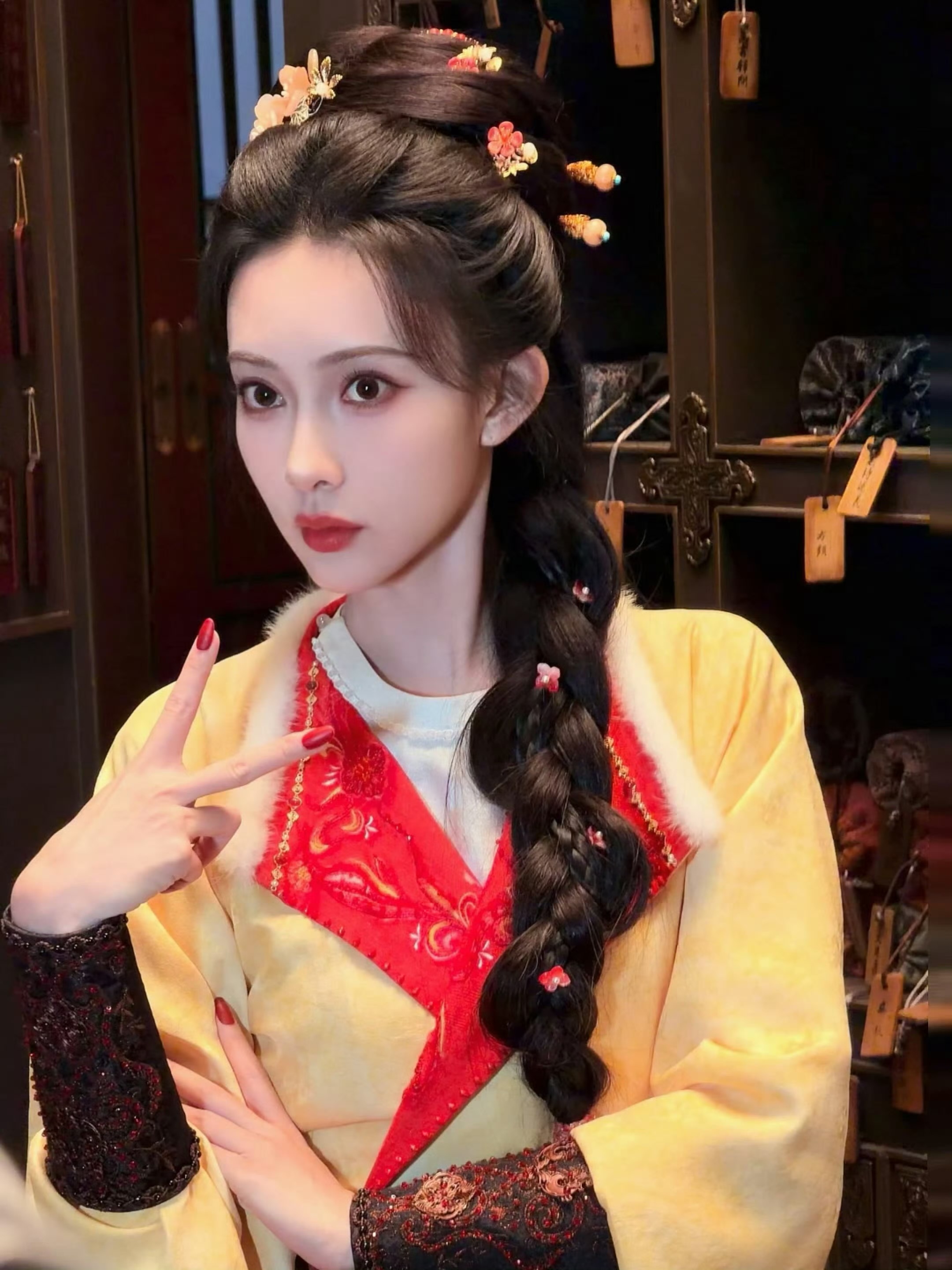 孟子义分享《尚公主》拍摄花絮好多造型，最喜欢暮晚摇侧麻花和雪地造型 