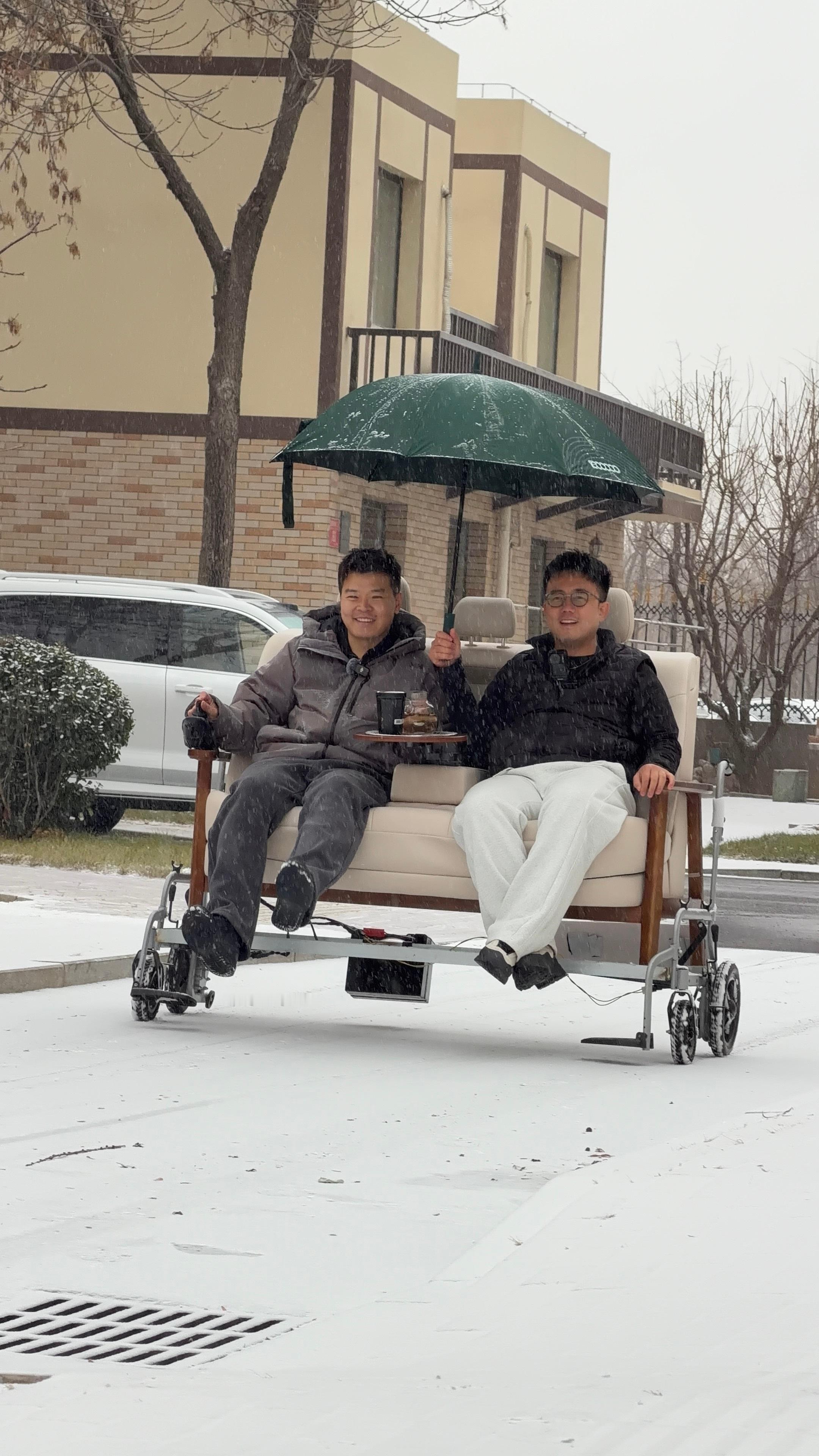 明天给大家上个好玩的视频，真日产移动大沙发大v聊车新能源汽车