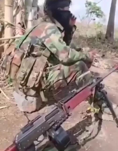 武装分子使用印度 insas 轻机枪 和弹鼓