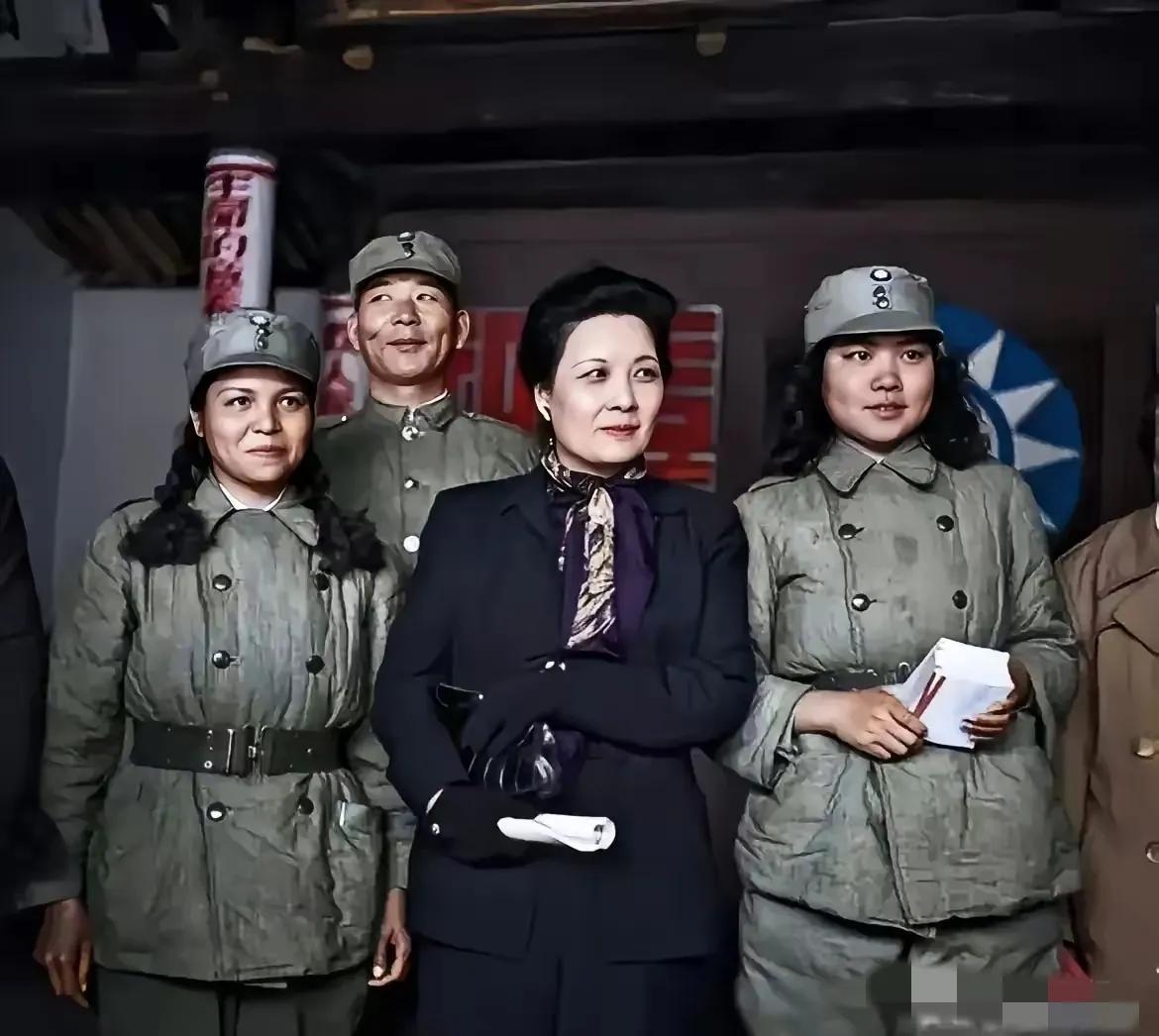 宋美龄美不美，这照片实在太真实了，
这是当年宋美龄在重庆巡视十八军时与胡琏将军的