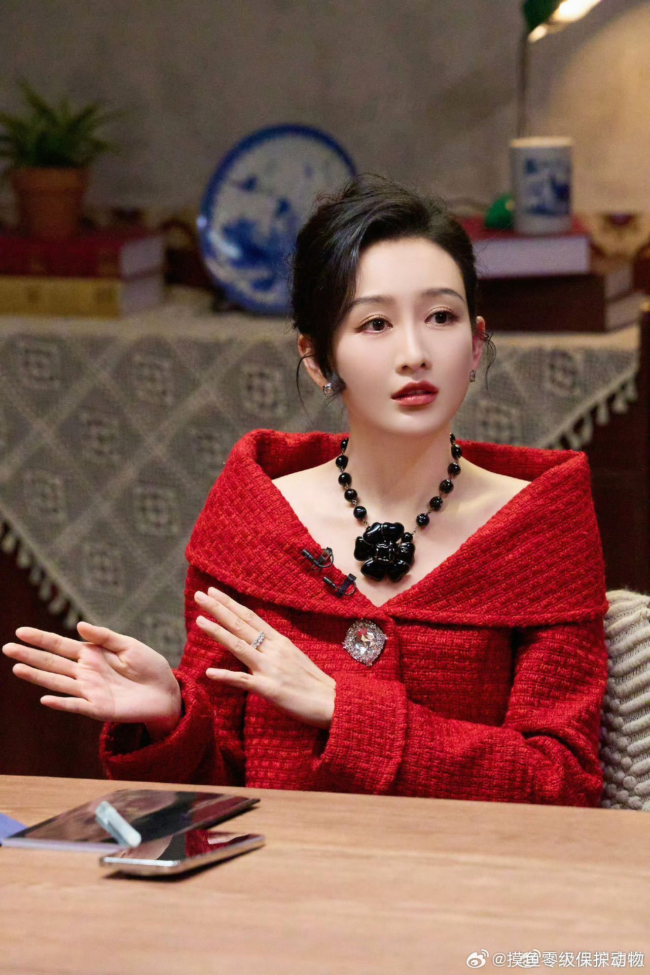 戚薇王鸥你俩一起过刚刚好大侦探销冠妈妈太忙没空带娃，全职妈妈全心陪伴孩子。两位妈