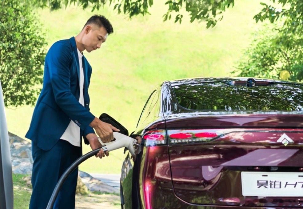 #易建联疑似嫖娼被曝#目前有说是AI的，有说是P的，真假不知，但知道的是目前他的