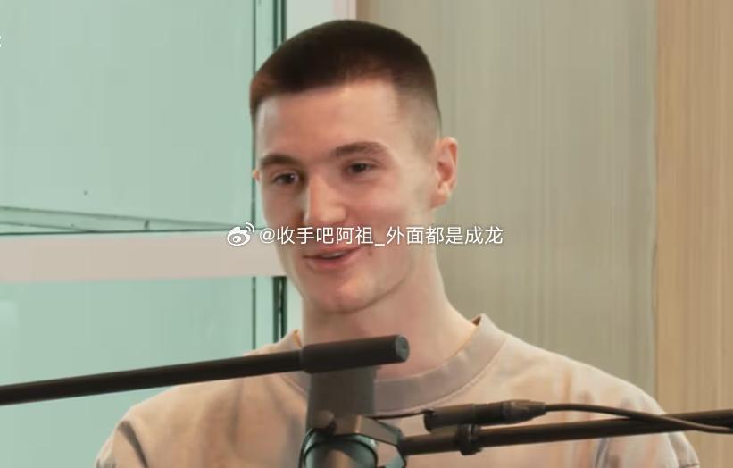 近日，曼联中锋谢什科接受了媒体采访，称儿时曾担任门将和后卫，后因太过无聊才改踢中