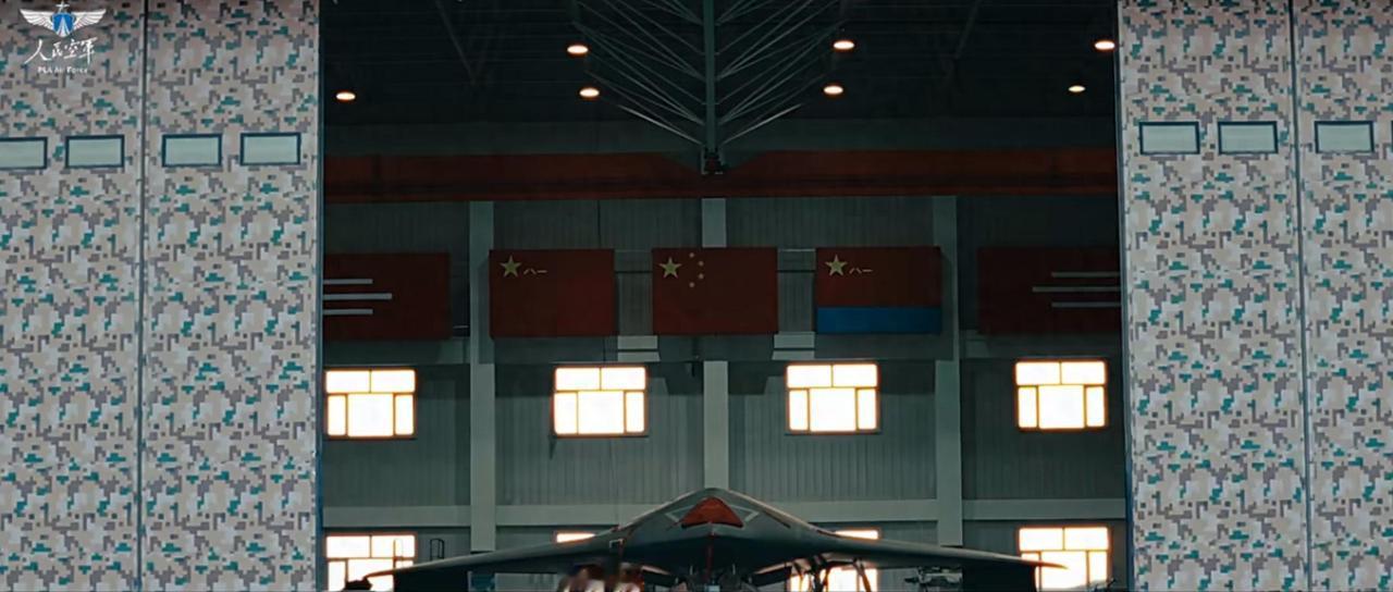 【“玄龙08”震撼首曝！歼-20携神秘僚机直冲云霄，空军亮出无人作战新利刃】
炸