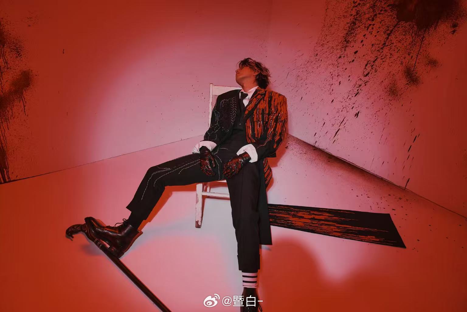 蔡徐坤黑红烟熏异瞳妆造型 黑红撞色炸开视觉冲击，烟熏勾勒凌厉，异瞳藏着故事感！这