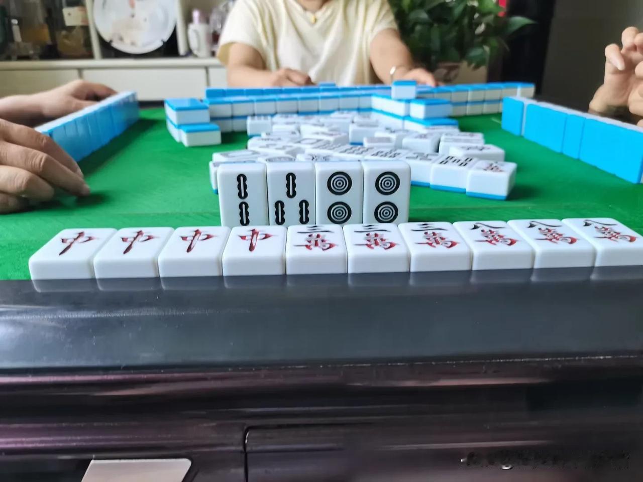 退休后最不值钱的就是时间，为了打发时间，我又又又开始打麻将。

其实疫情期间，我