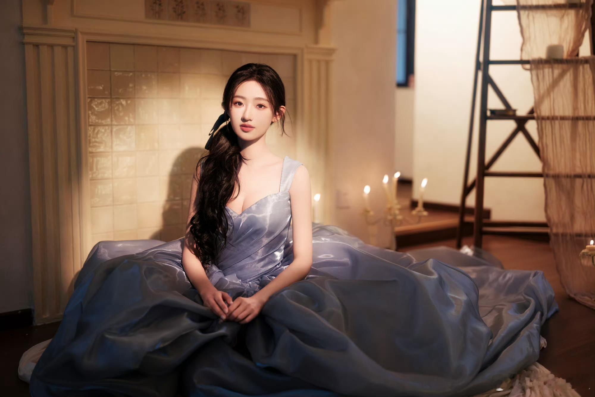 杨雨潼黑发辛德瑞拉杨雨潼黑发造型太惊艳，宛如辛德瑞拉降临！纯净气质与优雅姿态完美